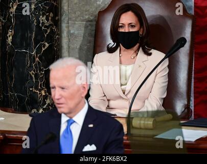 US-Präsident Joe Biden spricht bei einer gemeinsamen Kongresssitzung, während US-Vizepräsidentin Kamala Harris am 28. April 2021 das US-Kapitol in Washington, DC, betrachtet. (Foto von Jim WATSON / POOL / AFP)Quelle: Jim Watson / Pool via CNP Stockfoto