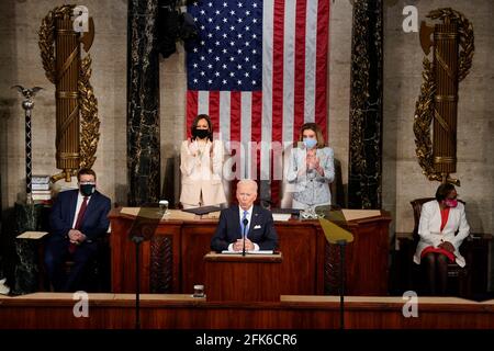 Washington, Vereinigte Staaten Von Amerika. April 2021. NYTSPEECH - Präsident Joe Biden hielt am Mittwoch, den 28. April 2021, eine Rede zu einer gemeinsamen Kongresssitzung im Capitol in Washington. NYTCREDIT: Doug Mills/The New York TimesCredit: Doug Mills/Pool via CNP zur weltweiten Nutzung Credit: dpa/Alamy Live News Stockfoto