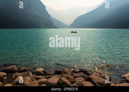 Kajakfahrer in einer kleinen Familiengruppe am Lake Louise, Banff National Park, Alberta, Kanada. Stockfoto