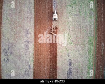 Traktor pflügt in der Feldansicht mit landwirtschaftlichen Feldmustern, Victoria, Australien. Stockfoto