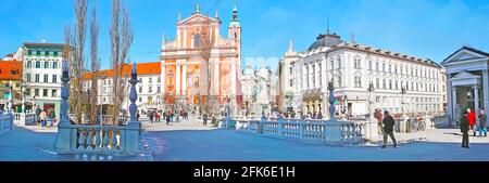 LJUBLJANA, SLOWENIEN - 17. Februar 2013: Panorama-Stadtbild des Preserenplatzes mit Dreifachbrücke (Tromostovje) und Franziskanerkirche, am 17. Februar Stockfoto