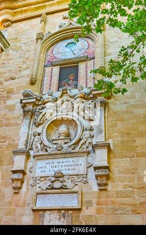 Die atemberaubende mittelalterliche astronomische Uhr des Uhrturms von Aix-en-Provence mit Steinwandskulpturen, bemalten und geschnitzten Dekorationen, Frankreich Stockfoto