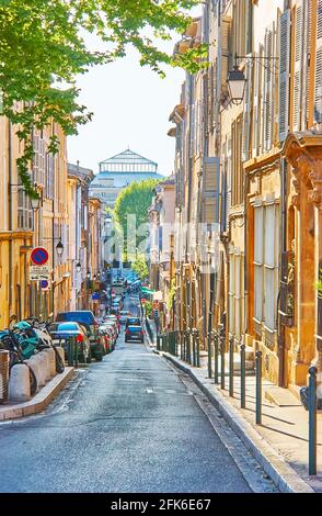 Das Straßenbild der Rue Emeric David mit der Glaskuppel des Berufungsgerichts im Hintergrund, Aix-en-Provence, Frankreich Stockfoto