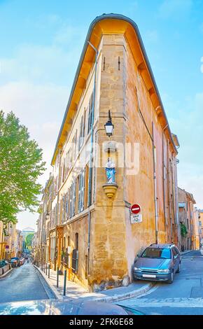 Die Ecke des Place Miollis und der Rue Emeric David mit einem Oratorium unserer Lieben Frau mit Jesus (Oratoire Vierge a l'Enfant) an der Hauswand, Stockfoto