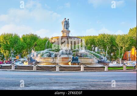 Der historische Rotonde-Brunnen am General de Gaulle-Platz ist eines der beeindruckendsten Wahrzeichen von Aix-en-Provence, Frankreich Stockfoto