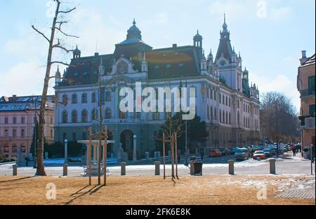 Barockes Gebäude der Universität Ljubljana mit Stuckdekoren, Uhrenturm und vielen kleinen Türmen am Kongresni Trg, Slowenien Stockfoto
