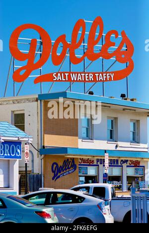 Rehoboth Beach, Delaware, USA - 17. September 2017: Der historische Dolles Salt Water Taffy Store und das Schild sind Wahrzeichen auf der Promenade von Rehoboth Beach. Stockfoto