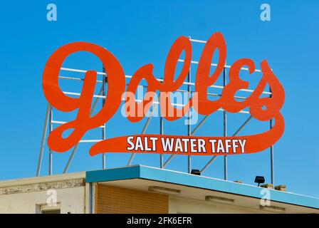 Rehoboth Beach, Delaware, USA - 17. September 2017: Der historische Dolles Salt Water Taffy Store und das Schild sind Wahrzeichen auf der Promenade von Rehoboth Beach. Stockfoto