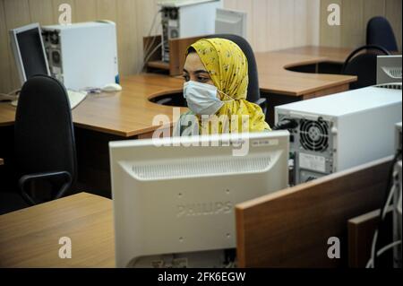 Tambow, Russland. April 2021. Ein Student, der einen Hijab und eine Maske in einem Computerlabor an der Tambow State Universitytrug Tambow veranstaltete die Olympiade in Physik, Chemie und Informatik unter ausländischen Studenten, die an verschiedenen Universitäten in der Region Tambow studierten. (Foto von Lev Vlasov/SOPA Images/Sipa USA) Quelle: SIPA USA/Alamy Live News Stockfoto