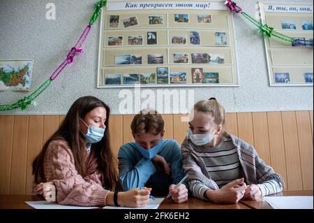 Tambow, Russland. April 2021. Ausländische Studenten, die Masken tragen, führen an der Tambow State University eine Kontrollaufgabe in den Bereichen Informatik, Chemie und Geometrie durch.Tambow war Gastgeber der Olympiade in Physik, Chemie und Informatik unter ausländischen Studenten, die an verschiedenen Universitäten in der Region Tambow studieren. (Foto von Lev Vlasov/SOPA Images/Sipa USA) Quelle: SIPA USA/Alamy Live News Stockfoto