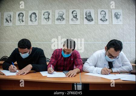 Tambow, Russland. April 2021. Ausländische Studenten, die Masken tragen, führen an der Tambow State University eine Kontrollaufgabe in den Bereichen Informatik, Chemie und Geometrie durch.Tambow war Gastgeber der Olympiade in Physik, Chemie und Informatik unter ausländischen Studenten, die an verschiedenen Universitäten in der Region Tambow studieren. (Foto von Lev Vlasov/SOPA Images/Sipa USA) Quelle: SIPA USA/Alamy Live News Stockfoto