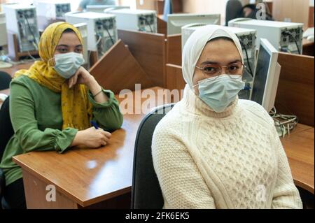 Tambow, Russland. April 2021. Studenten mit Hijabs und Masken besuchen einen Computerkurs an der Tambow State University.Tambow war Gastgeber der Olympiade in Physik, Chemie und Informatik unter ausländischen Studenten, die an verschiedenen Universitäten in der Region Tambow studieren. (Foto von Lev Vlasov/SOPA Images/Sipa USA) Quelle: SIPA USA/Alamy Live News Stockfoto