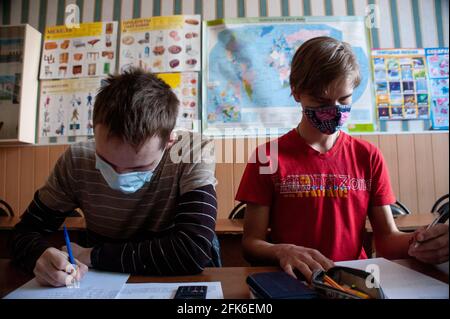 Tambow, Russland. April 2021. Ausländische Studenten, die Masken tragen, führen an der Tambow State University eine Kontrollaufgabe in den Bereichen Informatik, Chemie und Geometrie durch.Tambow war Gastgeber der Olympiade in Physik, Chemie und Informatik unter ausländischen Studenten, die an verschiedenen Universitäten in der Region Tambow studieren. Kredit: SOPA Images Limited/Alamy Live Nachrichten Stockfoto