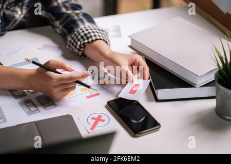 UI Designer Zeichnung Website UX Layout App Entwicklung. Grafikdesigner kreative Skizzenplanung Anwendungsprozess. User Experience-Konzept Stockfoto