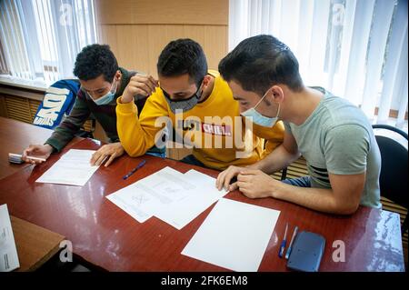 Tambow, Russland. April 2021. Ausländische Studenten, die Masken tragen, führen an der Tambow State University eine Kontrollaufgabe in den Bereichen Informatik, Chemie und Geometrie durch.Tambow war Gastgeber der Olympiade in Physik, Chemie und Informatik unter ausländischen Studenten, die an verschiedenen Universitäten in der Region Tambow studieren. Kredit: SOPA Images Limited/Alamy Live Nachrichten Stockfoto