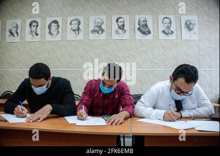 Tambow, Russland. April 2021. Ausländische Studenten, die Masken tragen, führen an der Tambow State University eine Kontrollaufgabe in den Bereichen Informatik, Chemie und Geometrie durch.Tambow war Gastgeber der Olympiade in Physik, Chemie und Informatik unter ausländischen Studenten, die an verschiedenen Universitäten in der Region Tambow studieren. Kredit: SOPA Images Limited/Alamy Live Nachrichten Stockfoto