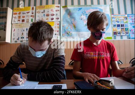 Tambow, Russland. April 2021. Ausländische Studenten, die Masken tragen, führen an der Tambow State University eine Kontrollaufgabe in den Bereichen Informatik, Chemie und Geometrie durch.Tambow war Gastgeber der Olympiade in Physik, Chemie und Informatik unter ausländischen Studenten, die an verschiedenen Universitäten in der Region Tambow studieren. (Foto von Lev Vlasov/SOPA Images/Sipa USA) Quelle: SIPA USA/Alamy Live News Stockfoto