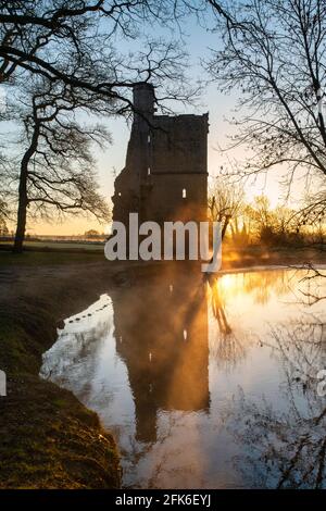 Frühlingsaufgang in den Ruinen von Minster Lovell Hall. Minster Lovell, Oxfordshire, England Stockfoto