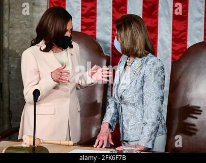 Washington, Usa. April 2021. Vizepräsidentin Kamala Harris (L) spricht mit der Sprecherin des US-Repräsentantenhauses, Nancy Pelosi (D-CA), bevor Präsident Joe Biden zwei Tage vor seinem 100. Amtstag im US-Kapitol in Washington DC seine erste Rede zu einer gemeinsamen Kongresssitzung hält, am Mittwoch, den 28. April, 2021. Poolfoto von Jim Watson/UPI Credit: UPI/Alamy Live News Stockfoto