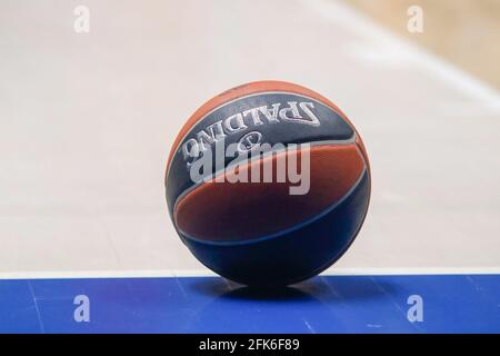 Sankt Petersburg, Russland. April 2021. Basketball Ball gesehen während der 2020/2021 Turkish Airlines Euroleague Playoffs Spiel 3 zwischen Zenit Saint Petersburg und Barcelona in Sibur Arena. (Endergebnis; Zenit Saint Petersburg 70:78 Barcelona). (Foto von Maksim Konstantinov/SOPA Image/Sipa USA) Quelle: SIPA USA/Alamy Live News Stockfoto