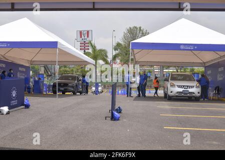 San Salvador, El Salvador. April 2021. Blick auf eine Drive-Thru-Impfeinrichtung. Die salvadorianische Regierung hat eine Durchimpfungseinrichtung eröffnet, um die täglichen Impfungen zu erhöhen, da sie eine Million COVID-19-Impfstoffdosen einstellt. (Foto von Camilo Freedman/SOPA Images/Sipa USA) Quelle: SIPA USA/Alamy Live News Stockfoto