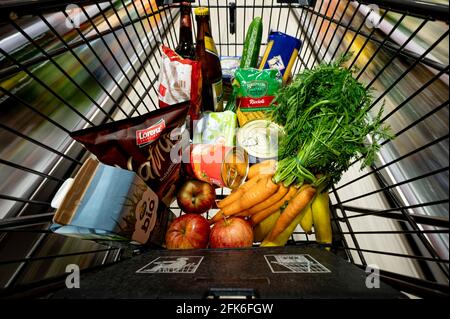 Berlin, Deutschland. April 2021. Ein Einkauf liegt in einem Einkaufswagen in einem Supermarkt. Statistisches Bundesamt gibt Inflationsrate für April 2021 bekannt. Quelle: Fabian Sommer/dpa/Alamy Live News Stockfoto