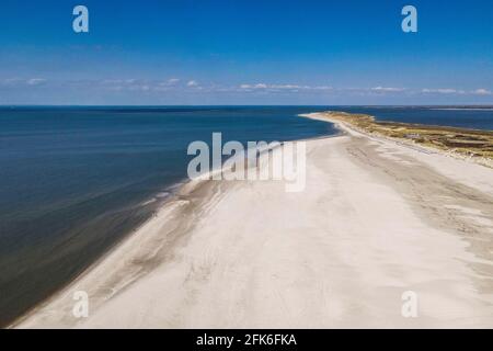 Norddorf, Deutschland. April 2021. Die Sonne scheint am Strand von Norddorf auf der Nordseeinsel Amrum. Quelle: Frank Molter/dpa/Alamy Live News Stockfoto