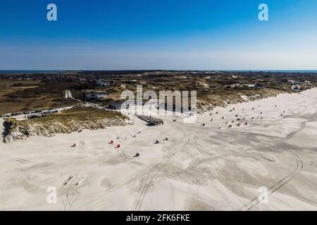 Norddorf, Deutschland. April 2021. Die Sonne scheint am Strand von Norddorf auf der Nordseeinsel Amrum. Am 1. Mai startet das Projekt 'Modellregion Kreis Nordfriesland'. Dann dürfen die nordfriesischen Inseln unter bestimmten Bedingungen wieder Übernachtungsgäste empfangen. Quelle: Frank Molter/dpa/Alamy Live News Stockfoto