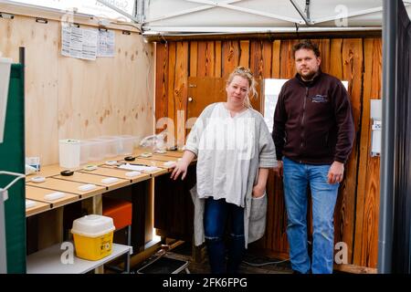 Norddorf, Deutschland. April 2021. Nicole (l.) und Gunnar Hesse, Eigentümer des Hotels Seeblick am Amrum, stehen in einer von ihnen selbst gebauten Corona-Teststation. Am 1. Mai startet das Projekt 'Modellregion Kreis Nordfriesland'. Dann können Übernachtungsgäste unter bestimmten Bedingungen wieder auf den nordfriesischen Inseln empfangen werden. Quelle: Frank Molter/dpa/Alamy Live News Stockfoto