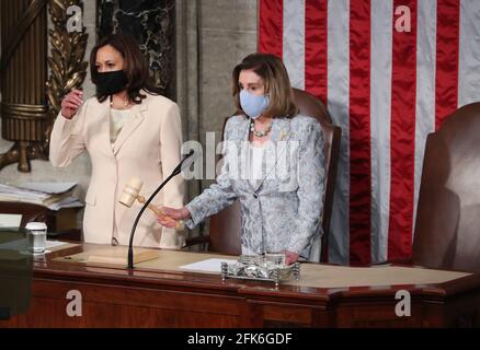 US-Vizepräsidentin Kamala Harris (L) als Sprecherin des Repräsentantenhauses Nancy Pelosi (R) Gavels eröffnet die gemeinsame Sitzung, bevor US-Präsident Joe Biden zu einer gemeinsamen Kongresssitzung im Repräsentantenhaus des US-Kapitols in Washington, DC, USA, eintrifft. 28. April 2021.Quelle: Michael Reynolds/Pool via CNP /MediaPunch Stockfoto