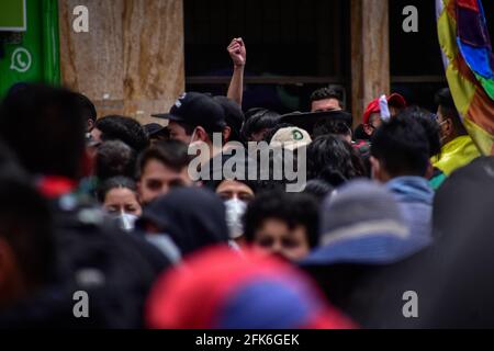 Ipiales, Narino, Kolumbien. April 2021. Demostratur setzte seine Faust auf, um am 28. April 2021 seine Ablehnung der Aufgabenreform in Ipiales zu zeigen.Quelle: Juan Camilo Erazo Caicedo/LongVisual/ZUMA Wire/Alamy Live News Stockfoto