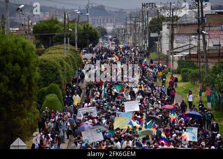 Ipiales, Narino, Kolumbien. April 2021. Demostrators gehen am 28. April 2021 durch die Stadt wegen der Uneinigkeit über die neue Steuerreform in Ipiales.Quelle: Juan Camilo Erazo Caicedo/LongVisual/ZUMA Wire/Alamy Live News Stockfoto