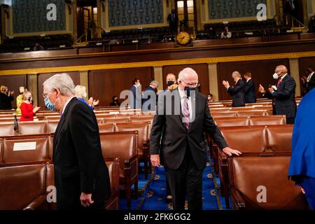 Washington, DC, USA. April 2021. Senator Patrick J. Leahy (D-Vt.), Mitte und Senatsvorsitzender der Minderheit Mitch McConnell (R-Ky.), links, kommen am Mittwoch, dem 28. April 2021, in die Kammer, bevor Präsident Joe Biden eine gemeinsame Sitzung des Kongresses mit Vizepräsidentin Kamala Harris und der Sprecherin des Repräsentantenhauses Nancy Pelosi (D-Calif.) auf dem dais hinter ihm anspricht. Quelle: Melina Mara/Pool Via Cnp/Media Punch/Alamy Live News Stockfoto