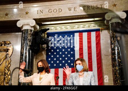 Washington, DC, USA. April 2021. Vizepräsident Harris, links, und die Sprecherin des Repräsentantenhauses, Nancy Pelosi (D-Kalif.), treffen am Mittwoch, dem 28. April 2021, ein, bevor Präsident Joe Biden eine gemeinsame Sitzung des Kongresses anspricht, bei der Vizepräsidentin Kamala Harris und die Sprecherin des Repräsentantenhauses, Nancy Pelosi (D-Kalif.), auf dem hinter ihm liegenden Podium. Quelle: Melina Mara/Pool Via Cnp/Media Punch/Alamy Live News Stockfoto