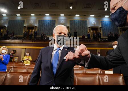 Washington, Usa. April 2021. Präsident Joe Biden kommt am Mittwoch, dem 28. April 2021, zu einer Sitzung des Kongresses im US-Kapitol in Washington DC, um seine erste gemeinsame Rede zu halten. Poolfoto von Melina Mara/UPI Credit: UPI/Alamy Live News Stockfoto