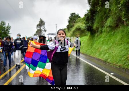 Ipiales, Narino, Kolumbien. April 2021. Demostrator tanzt auf der Straße beim Nationalstreik in Ipiales am 28. April 2021 Credit: Juan Camilo Erazo Caicedo/LongVisual/ZUMA Wire/Alamy Live News Stockfoto