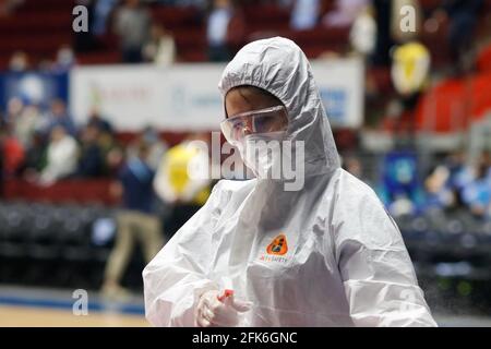 Sankt Petersburg, Russland. April 2021. Gesundheitshelfer gesehen während des 2020/2021 Euroleague-Playoffs-Spiels 3 zwischen Zenit Sankt Petersburg und Barcelona in der Sibur Arena (Endstand; Zenit Sankt Petersburg 70:78 Barcelona). Kredit: SOPA Images Limited/Alamy Live Nachrichten Stockfoto