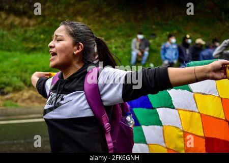 Ipiales, Narino, Kolumbien. April 2021. Demostrator tanzt auf der Straße beim Nationalstreik in Ipiales am 28. April 2021 Credit: Juan Camilo Erazo Caicedo/LongVisual/ZUMA Wire/Alamy Live News Stockfoto