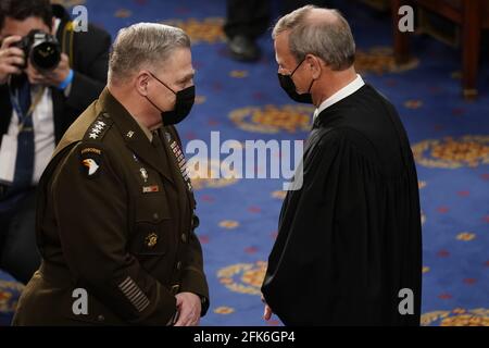 Washington, Usa. April 2021. Der Oberste Gerichtshof des Obersten Gerichtshofs, John Roberts (R), spricht mit dem Vorsitzenden der Generalstabschefs Mark Milley, bevor Präsident Joe Biden am Mittwoch, dem 28. April 2021, seine erste gemeinsame Rede vor einer Kongresssitzung im US-Kapitol in Washington DC hält. Poolfoto von Andrew Harnik/UPI Kredit: UPI/Alamy Live News Stockfoto