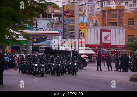 Aufgrund der jüngsten Ausbrüche von COVID - 19 in Bekleidungsfabriken und -Märkten hat die kambodschanische Regierung eine Sperre auferlegt. Die Regierung hat Stueng Meanchey jetzt als „Rote Zone“ bezeichnet, alles wurde geschlossen, einschließlich Lebensmittelgeschäfte. Die Kambodschaner in den „Roten Zonen“ haben fast keinen Zugang zu Nahrungsmitteln und dürfen nicht aus ihren Häusern. Hier ist die kambodschanische Motorradpolizei in Formation, um die „Rote Zone“ während der Coronavirus-Pandemie unter Kontrolle zu bringen. Stueng Meanchey, Phnom Penh, Kambodscha. April 2021. © Kraig Lieb Stockfoto