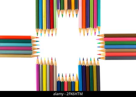 Vielzahl von Buntstiften als Plus-Zeichen angeordnet, isoliert auf weißem Hintergrund, Konzeptfoto für Positivität Stockfoto