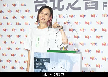 Taipeh. April 2021. Julia Peng wirbt am 28. April 2021 für ihr neues Album 'Delusions' in Taipei, Taiwan, China.(Foto: TPG) Quelle: TopPhoto/Alamy Live News Stockfoto