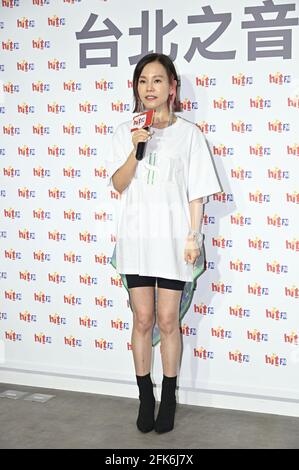 Taipeh. April 2021. Julia Peng wirbt am 28. April 2021 für ihr neues Album 'Delusions' in Taipei, Taiwan, China.(Foto: TPG) Quelle: TopPhoto/Alamy Live News Stockfoto