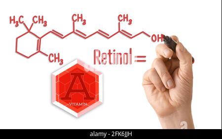 Frau mit Marker Zeichnung chemische Strukturformel von Retinol auf Weißer Hintergrund Stockfoto