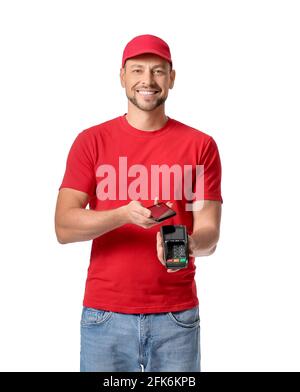 Kurier mit Zahlungsterminal und Mobiltelefon auf weißem Hintergrund Stockfoto