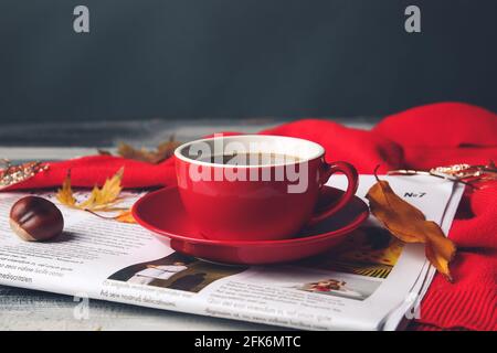 Schöne Herbstkomposition mit einer Tasse Kaffee und Zeitung Dunkler Hintergrund Stockfoto