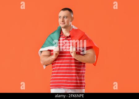 Junger Mann mit mexikanischer Flagge auf farbigem Hintergrund Stockfoto