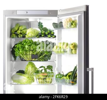 Frisches Gemüse im Kühlschrank auf weißem Hintergrund Stockfoto
