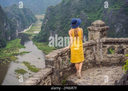 Frau Tourist auf dem See Tam Coc, Ninh Binh, Vietnam. Es ist UNESCO-Weltkulturerbe und bekannt für seine Boothöhlenführungen. Es ist Halong Bay an Land Stockfoto