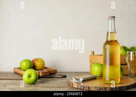 Komposition mit frischem Apfelmost auf Holzhintergrund Stockfoto